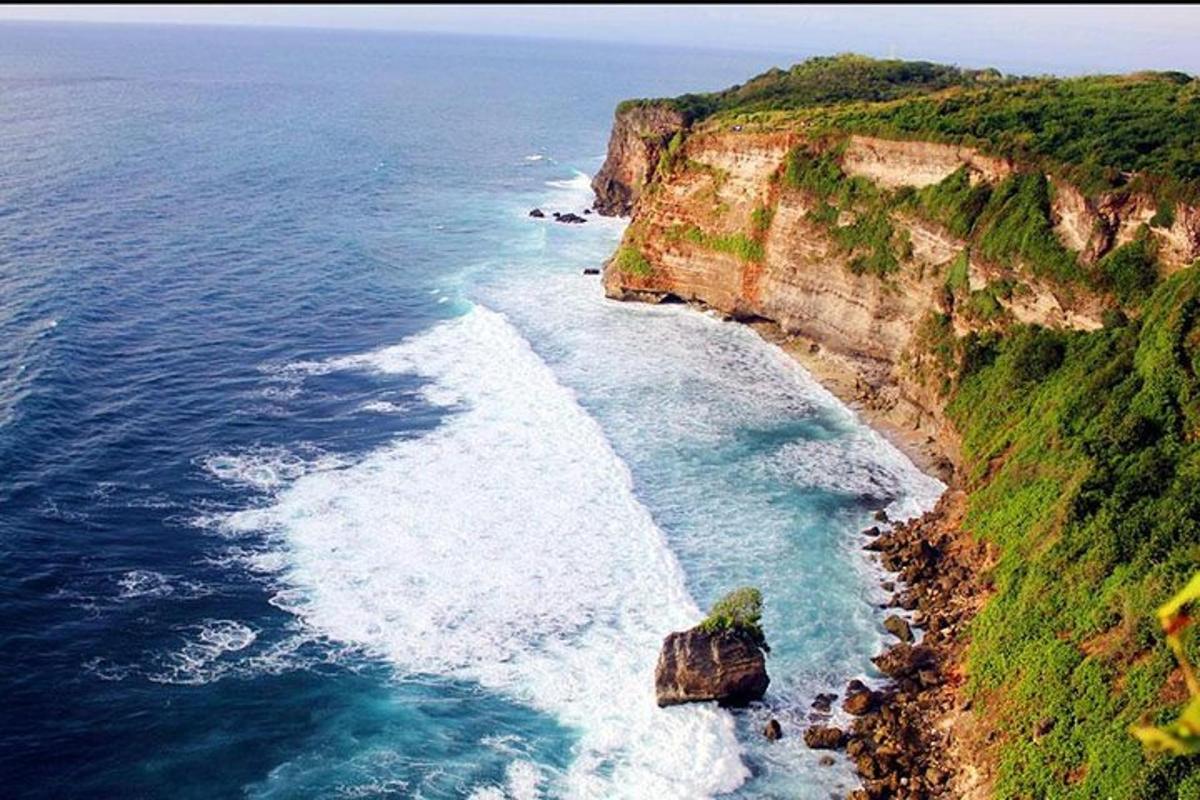 o vedere aeriană a oceanului și a unei coaste stâncoase
