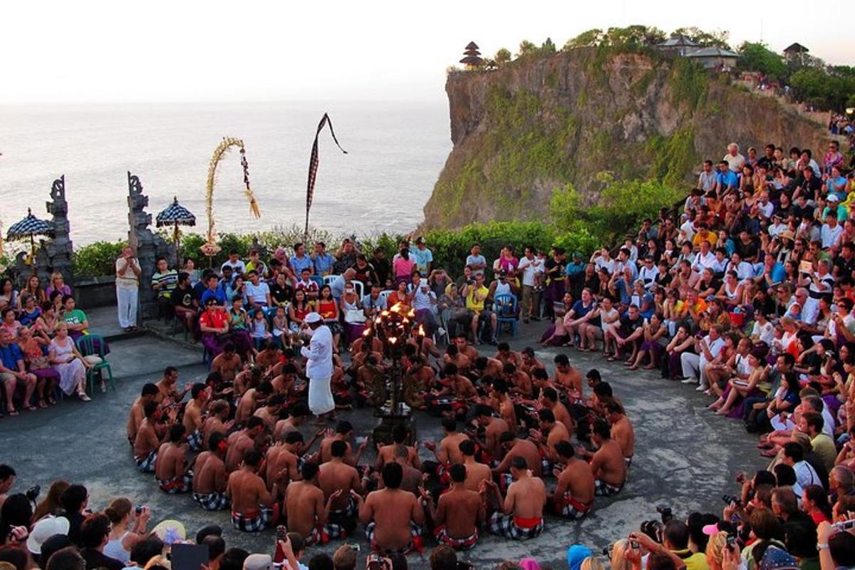 sekumpulan besar orang menonton majlis di hadapan lautan