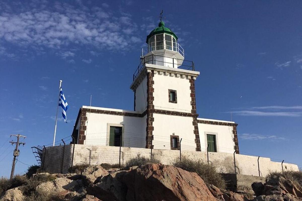 maják na vrcholu kopce s vlajkou