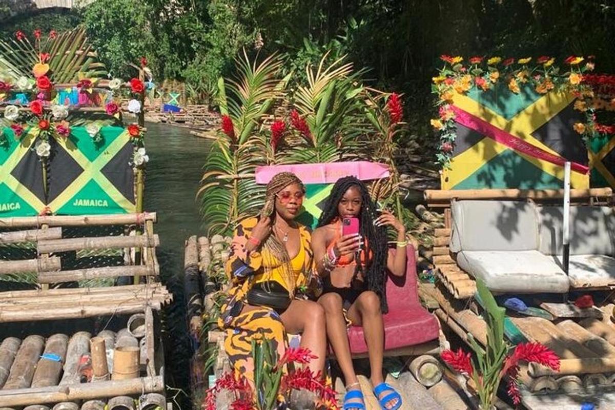 Dos mujeres están sentadas en una balsa en un resort.