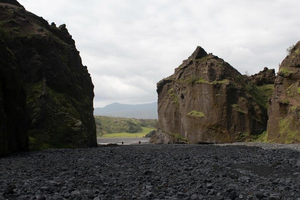 una strada rocciosa tra due grandi montagne rocciose