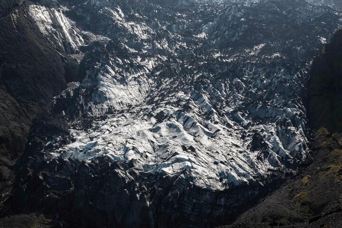 una vista aerea di una montagna coperta di neve