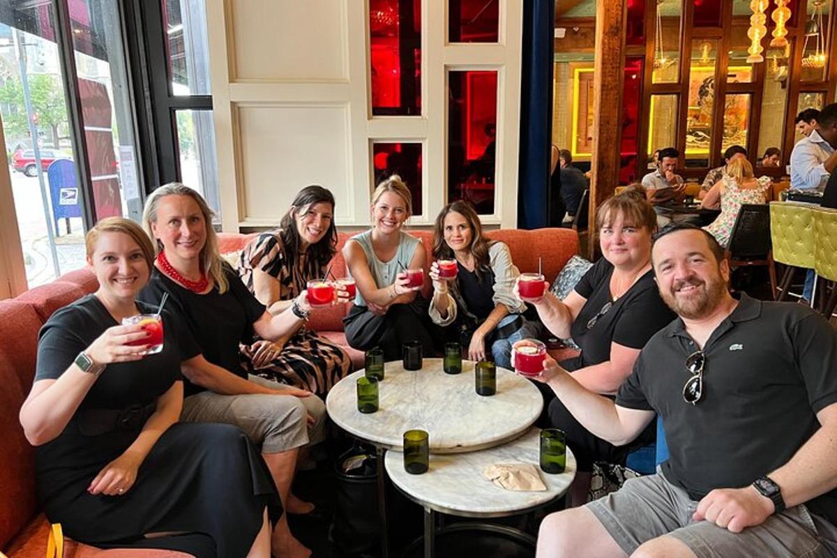 eine Gruppe von Menschen sitzt in einem Restaurant und trinkt Wein