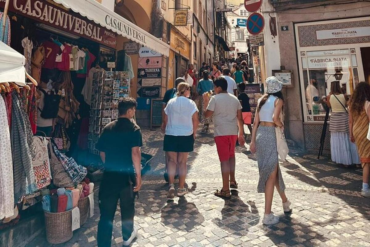 μια ομάδα ανθρώπων που περπατούν σε έναν δρόμο