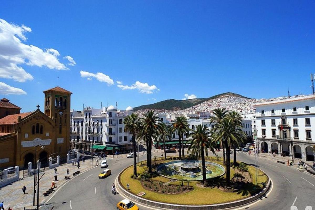 una strada in una città con palme ed edifici