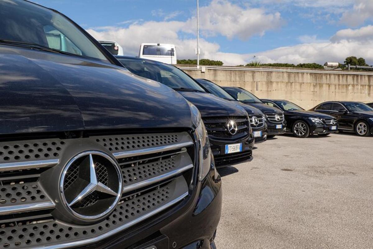uma fileira de carros estacionados em um estacionamento