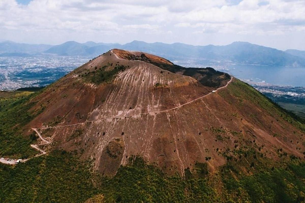 頂上に道路がある山
