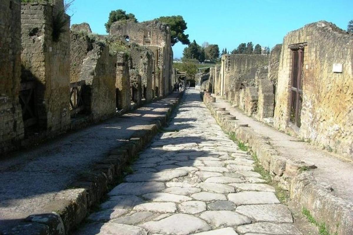una strada vuota tra le rovine di un edificio