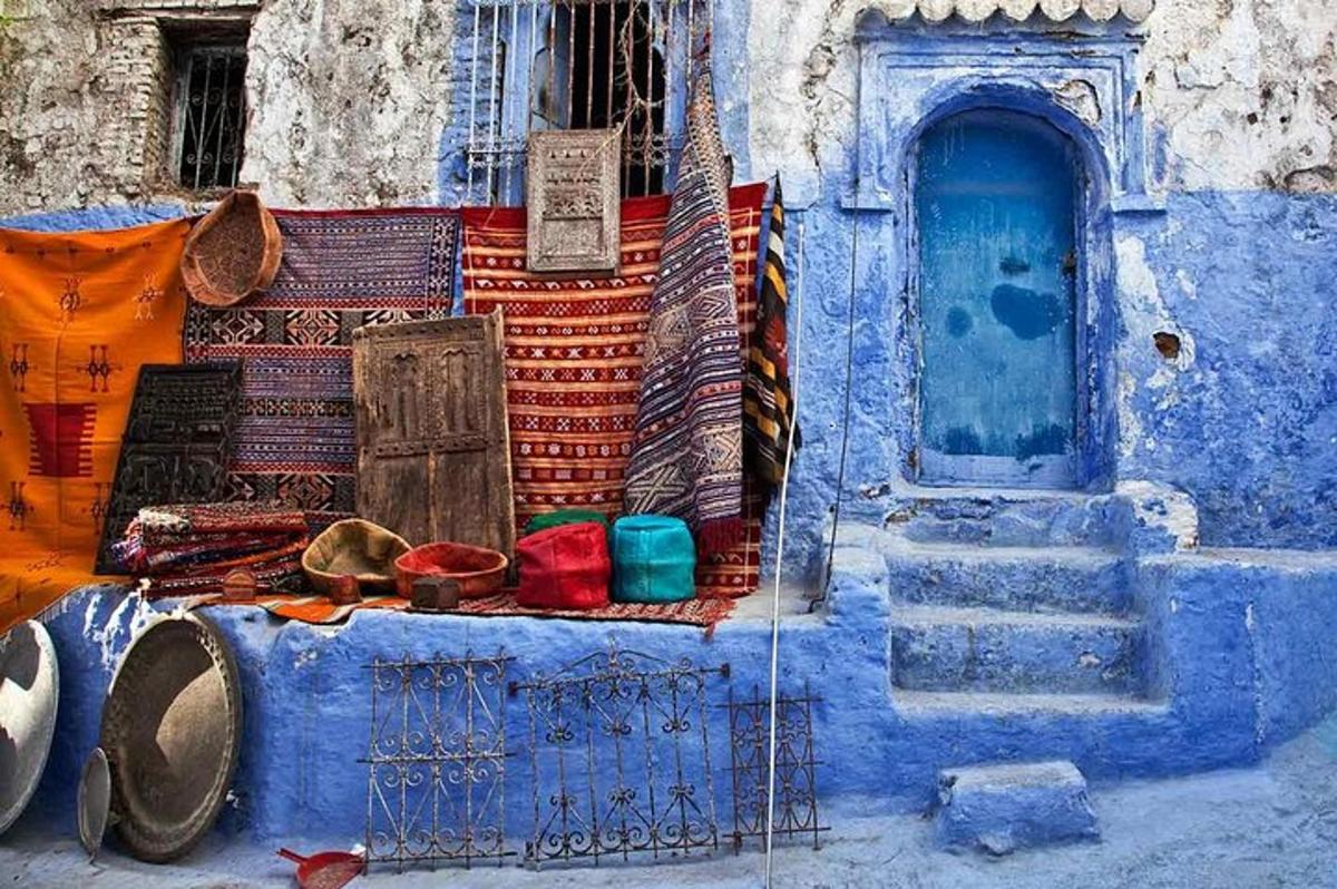 un edificio blu con una porta blu e alcuni oggetti
