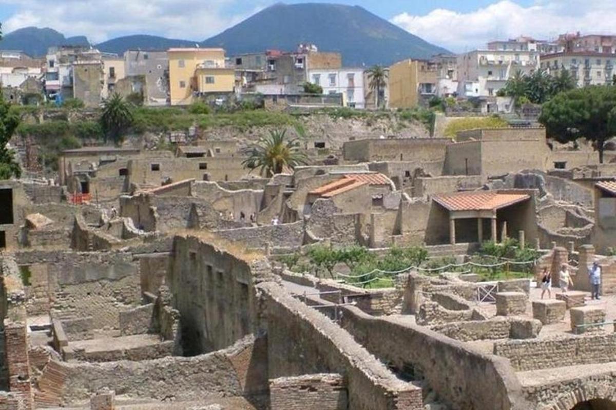 una vista di una città con edifici e rovine