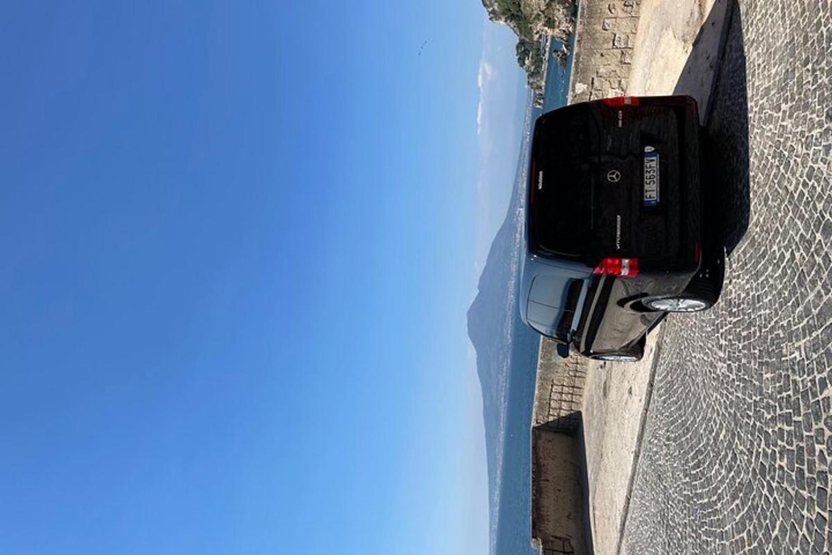 uma vista aérea de um carro estacionado próximo à água