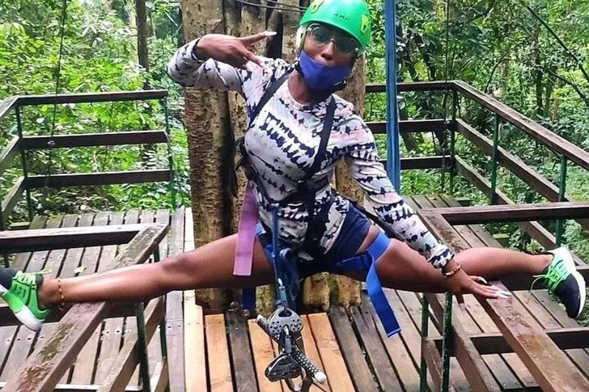 un hombre sentado en un columpio en la jungla