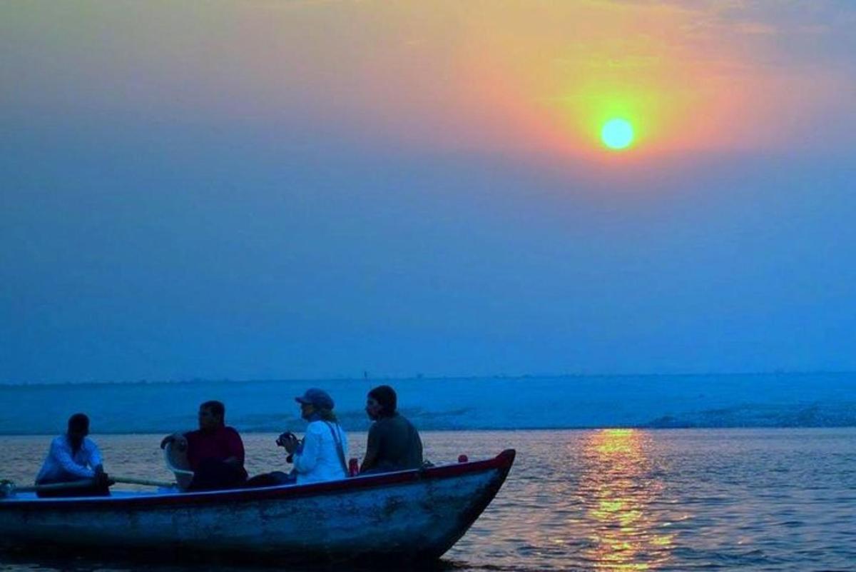 un gruppo di persone sedute su una barca sull'acqua