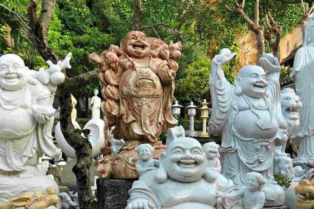 庭にある白い彫像の群れ