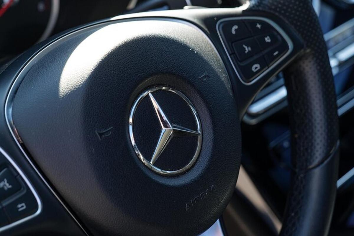 posnetek volana avtomobila Mercedes Benz od blizu