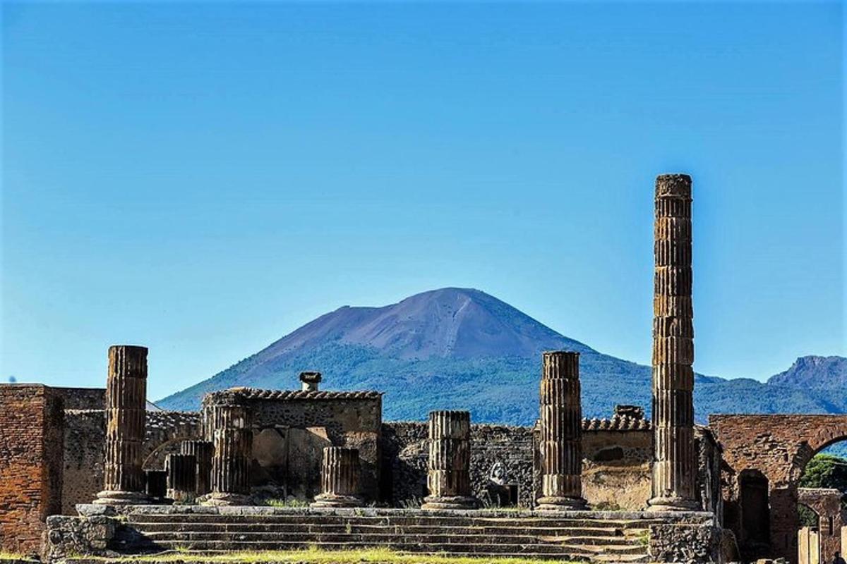 Unas ruinas antiguas con una montaña al fondo