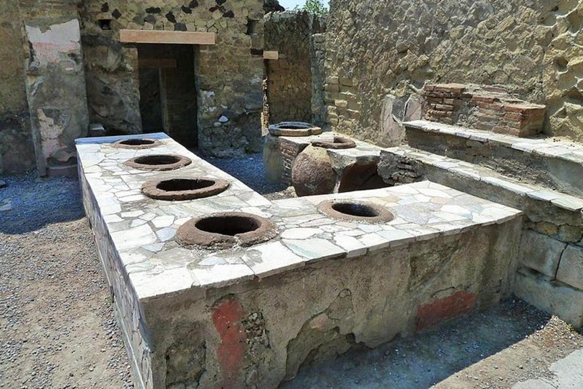 Un antiguo horno de piedra en un edificio de piedra.