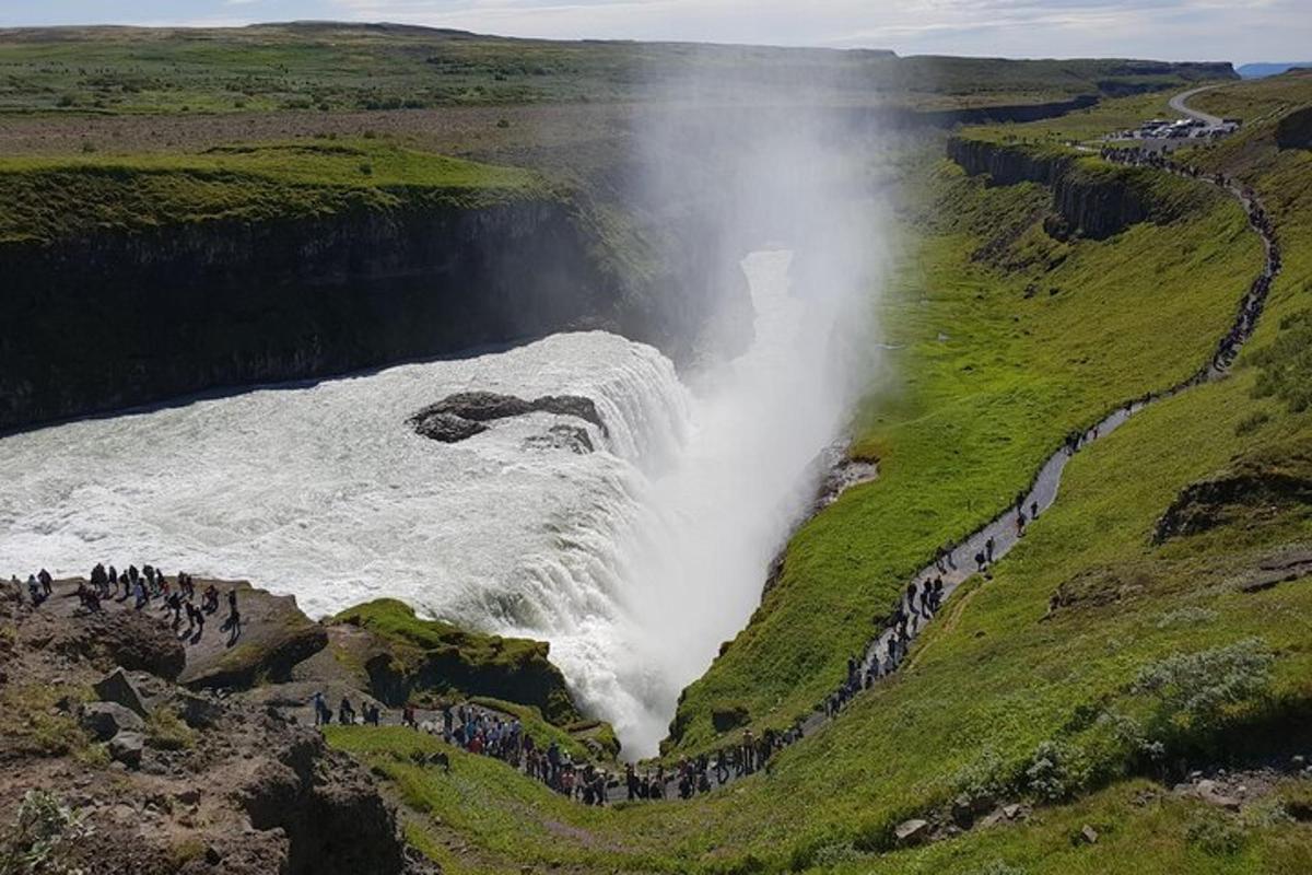un gruppo di persone in piedi davanti a una cascata
