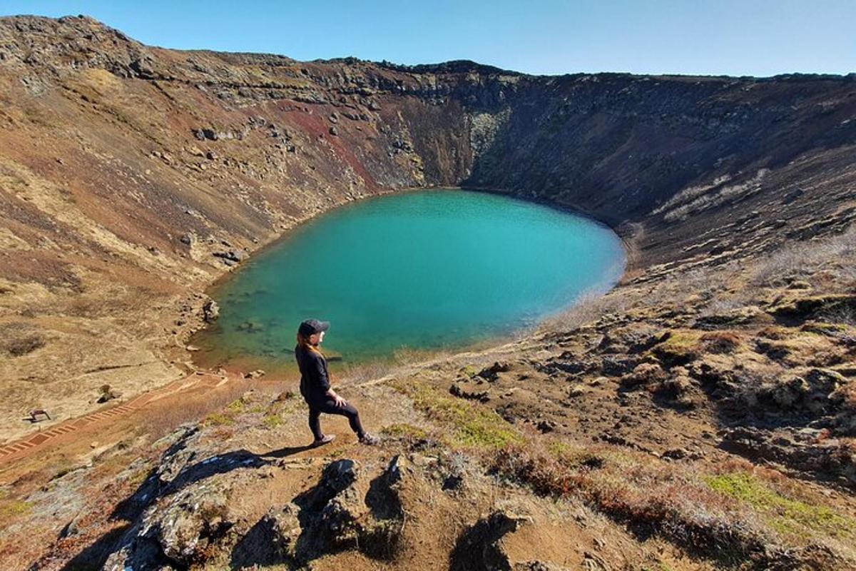 maður stendur efst á hæð nálægt vatni