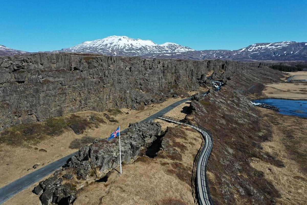 Loftmynd af fjalli með lestarteinum