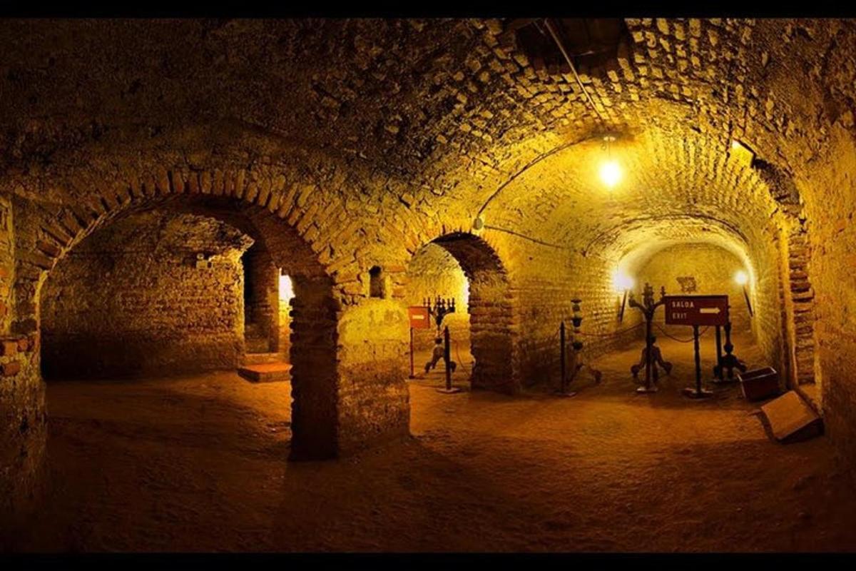 un vecchio tunnel di pietra con una luce al suo interno