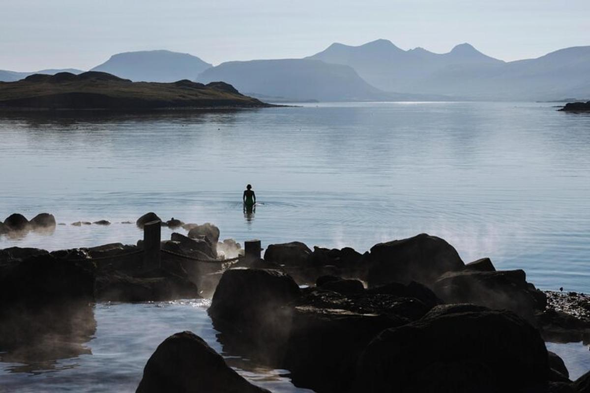 maður stendur í vatninu í vatnsból