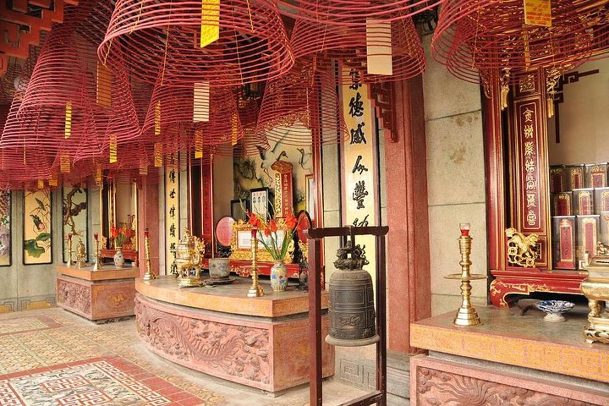 uma sala com um templo com redes vermelhas