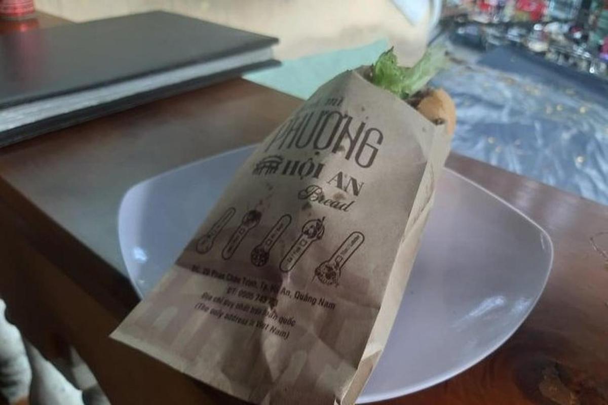 un sandviș pe o farfurie albă pe o masă