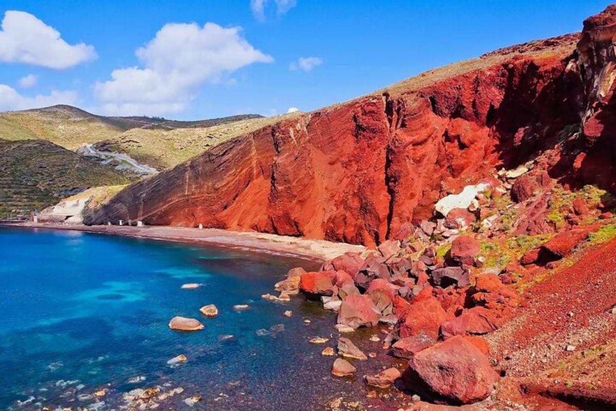 rauð hlíð með vatni