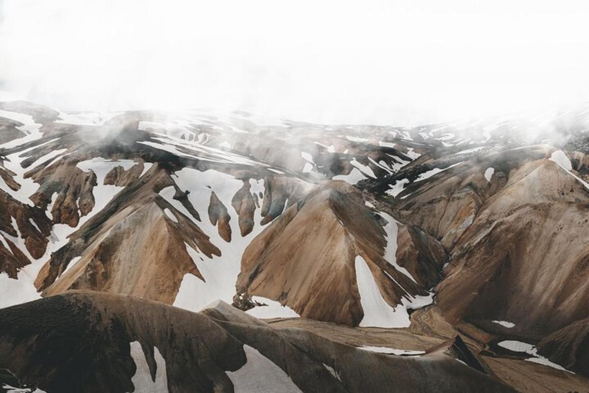 una vista aérea de una cordillera nevada