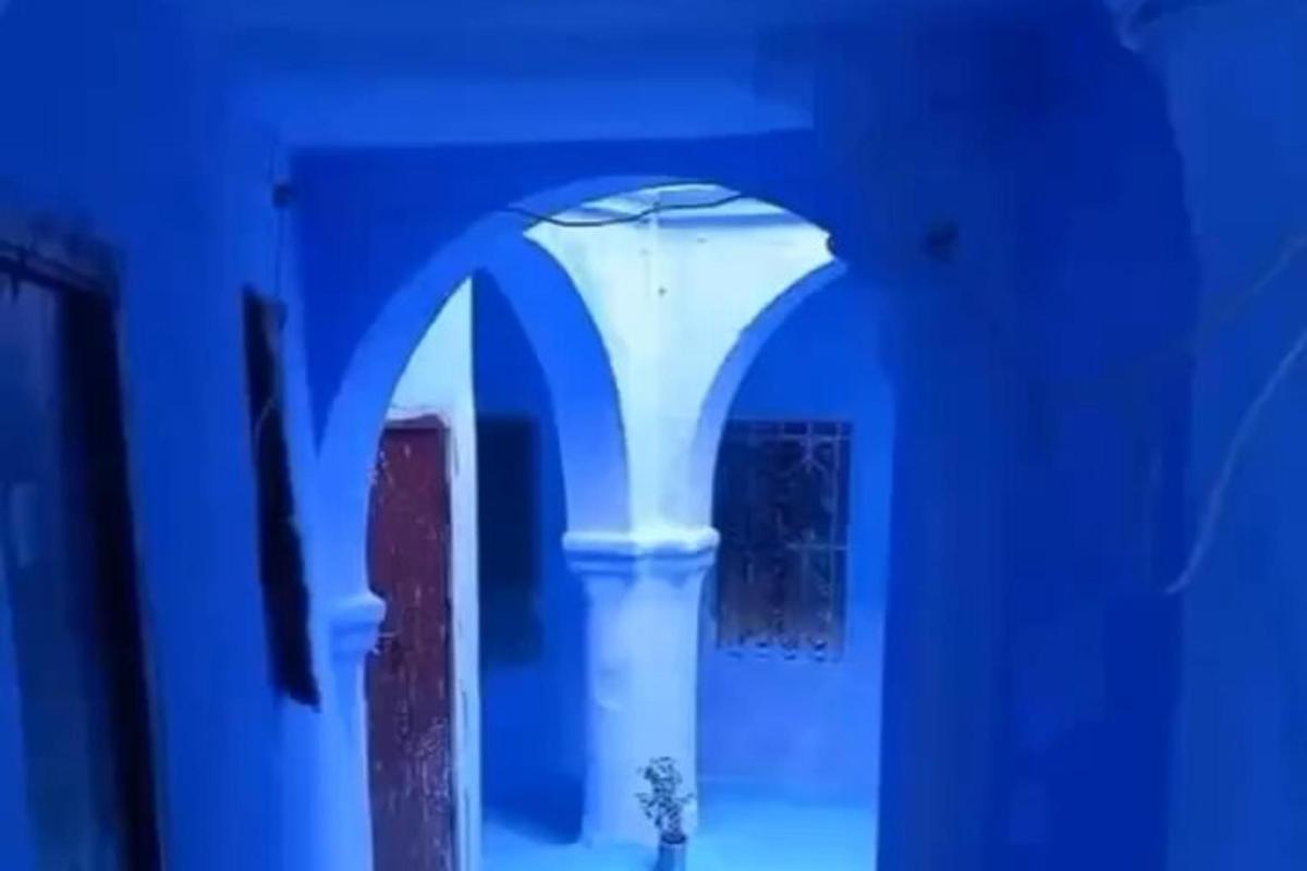 плава соба са луком у згради