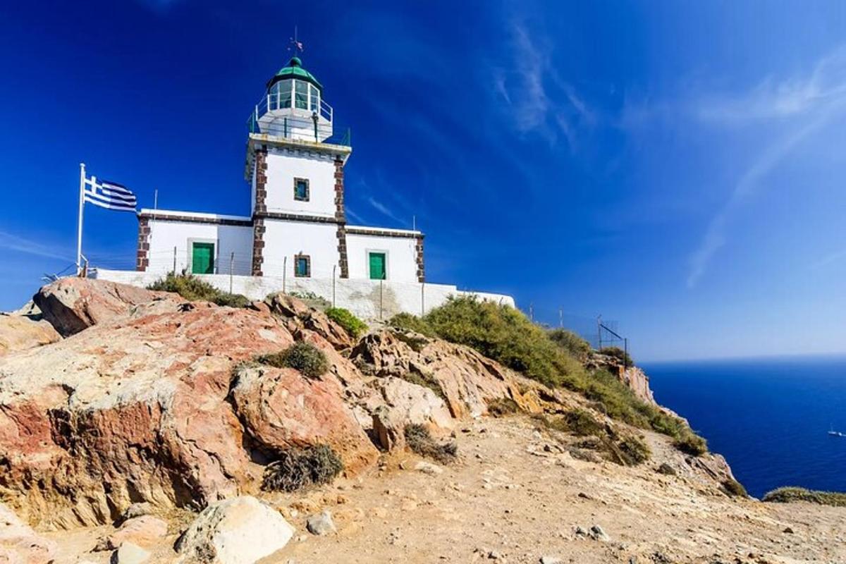 maják na vrcholu kopce s oceánem