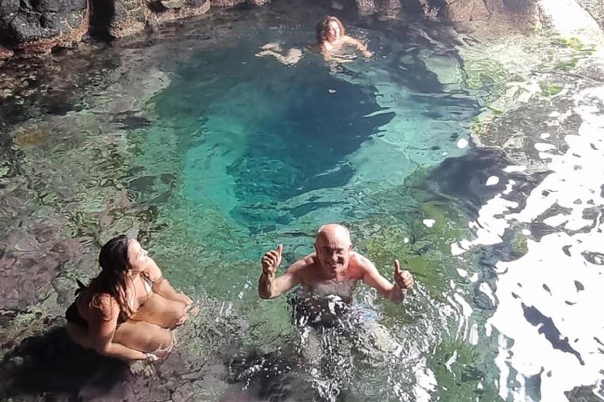 eine Gruppe von Menschen, die im Wasser schwimmen