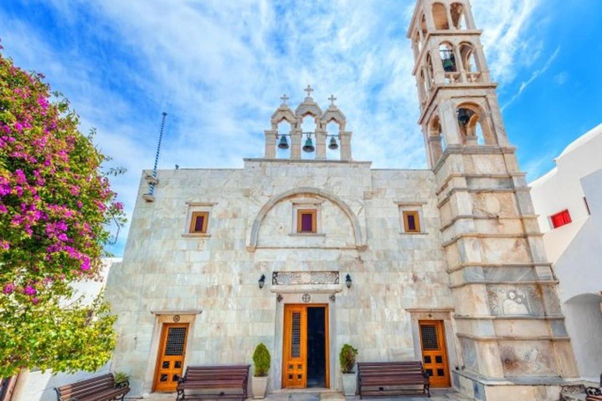 sebuah gereja dengan dua bangku dan sebuah menara jam