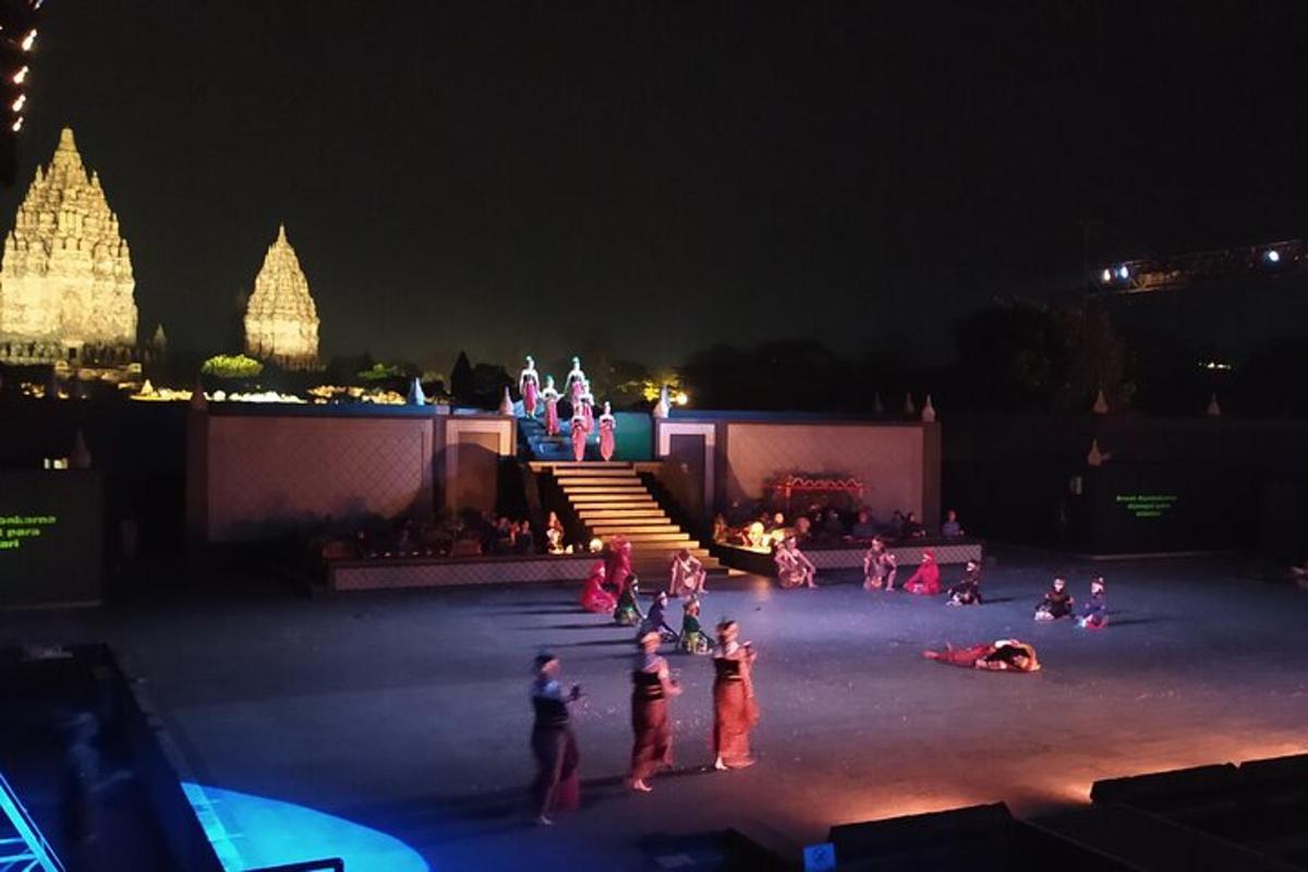 sekelompok orang di atas panggung pada malam hari
