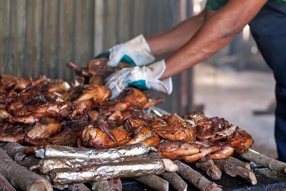 egy személy grillen süti az ételt