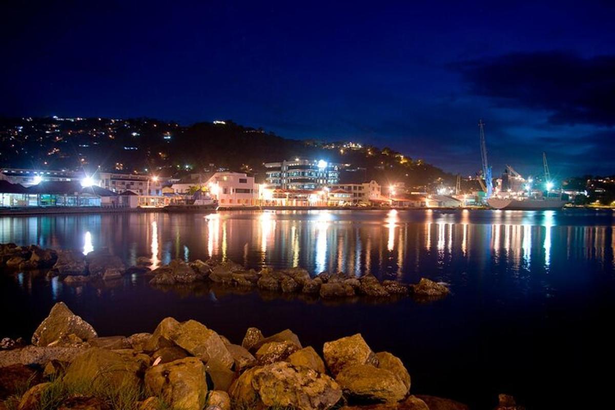 ein Blick auf einen Hafen bei Nacht mit Lichtern