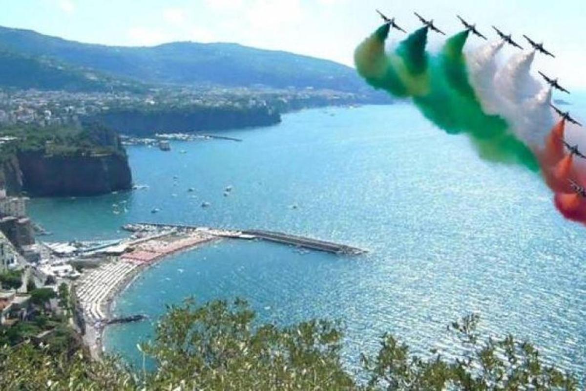 pemandangan badan air dengan pantai