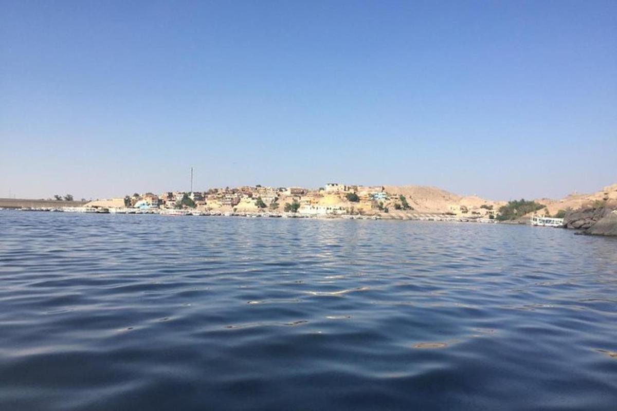 ένα μεγάλο υδάτινο σώμα με μια πόλη στο βάθος