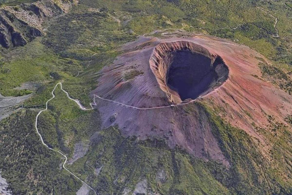 pemandangan udara lubang di gunung