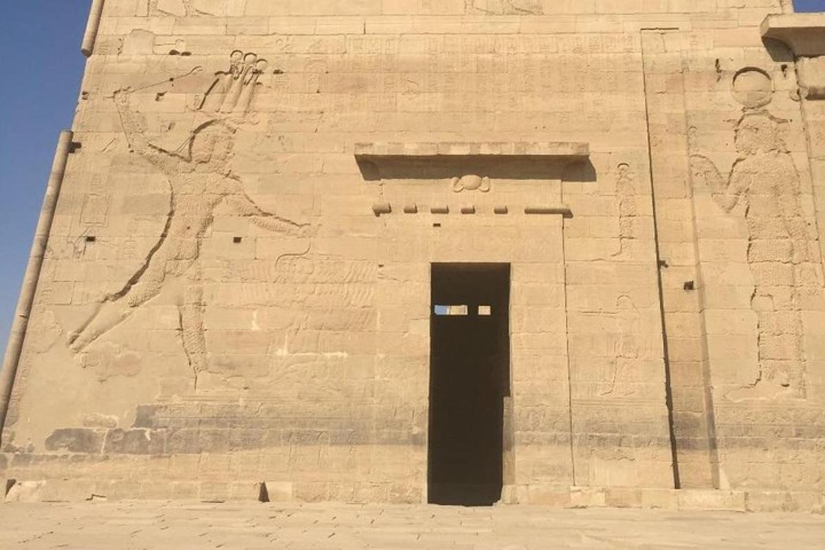 ένα κτίριο από τούβλα με μια πόρτα με έναν πίνακα πάνω της