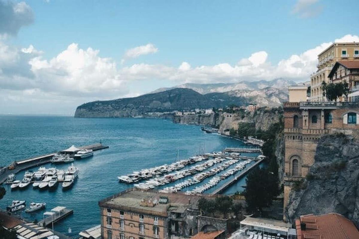 una vista di un porto con barche in acqua