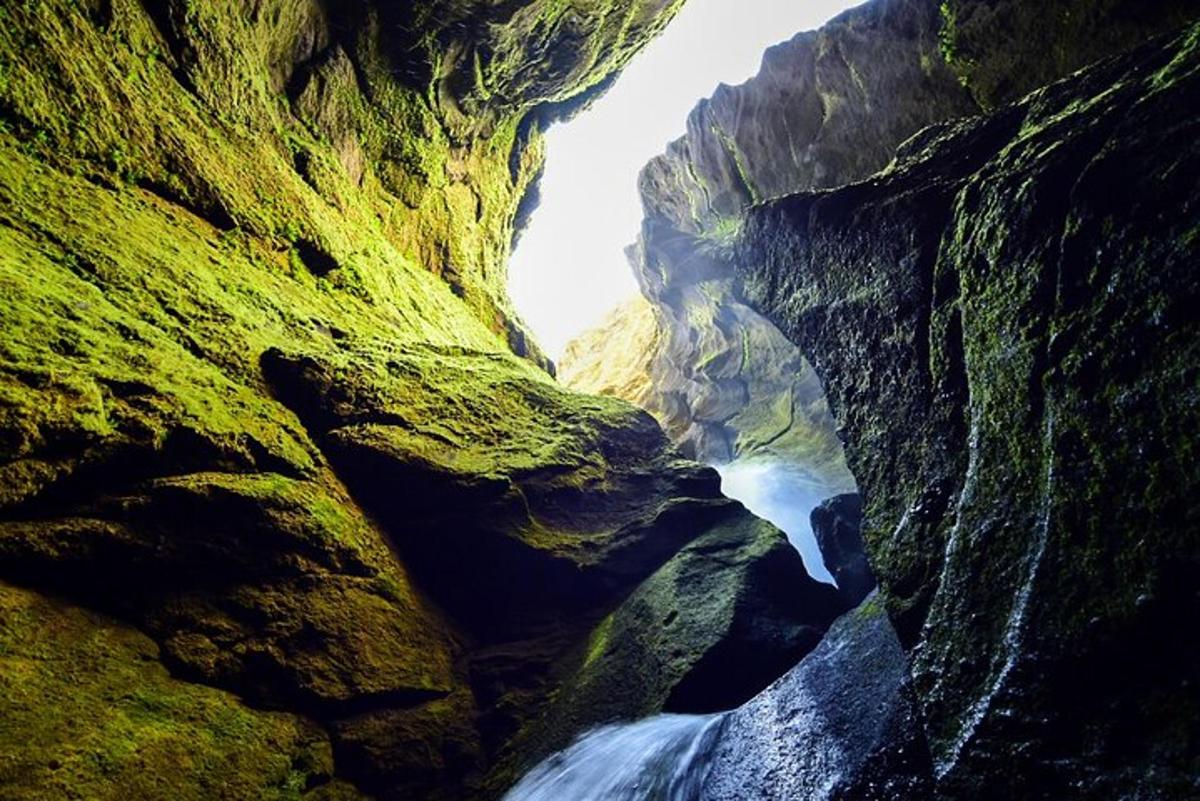 Una vista de una cueva con un río en ella.