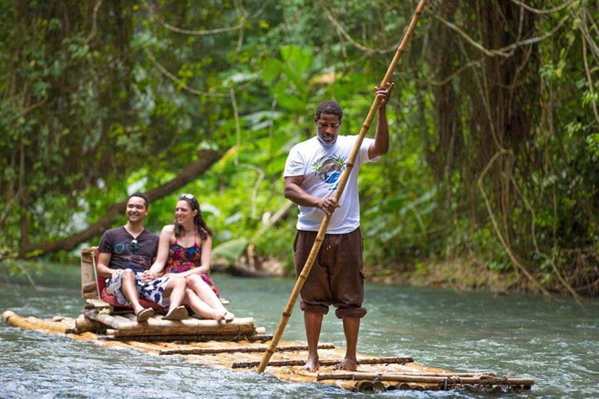 um homem em pé em uma jangada de bambu em um rio