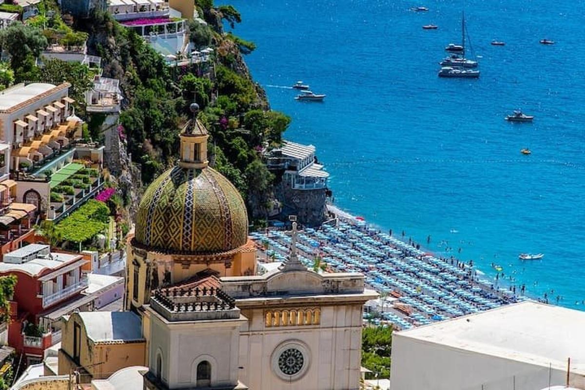 un edificio con una cupola in cima accanto a una spiaggia