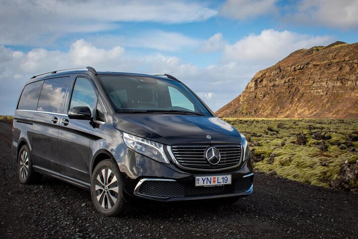 Silfurlitaður Mercedes Benz sendibíll lagður á veginum