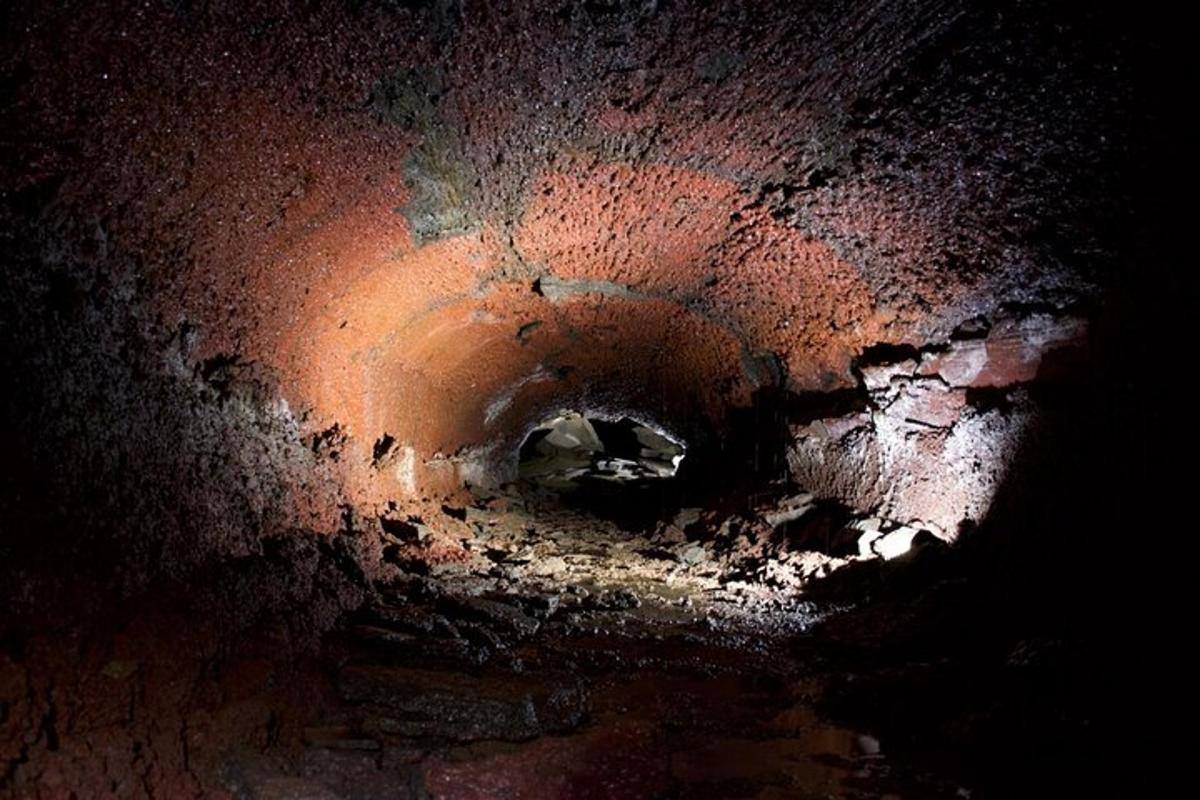 un buco nel lato di un muro con vernice sopra