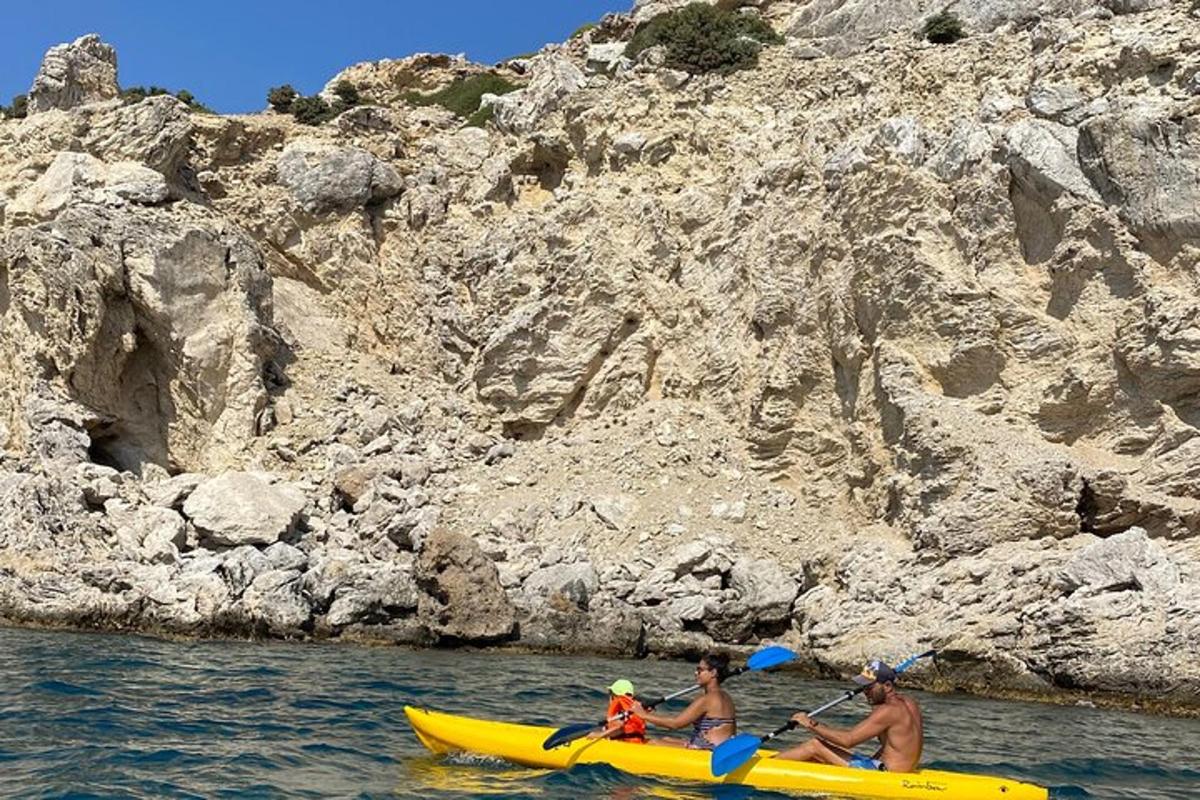 Μια ομάδα ανθρώπων σε ένα κίτρινο καγιάκ στο νερό