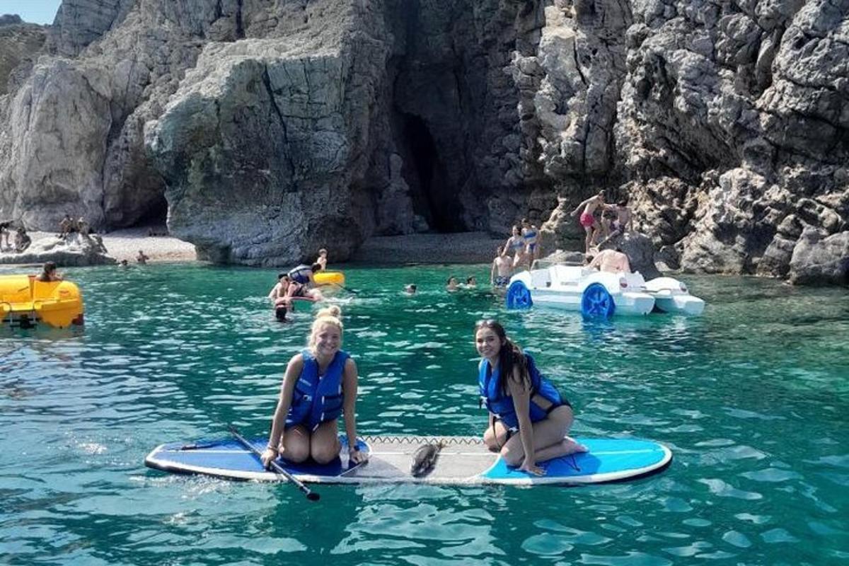Δύο γυναίκες κάθονται σε σανίδες του σερφ στο νερό
