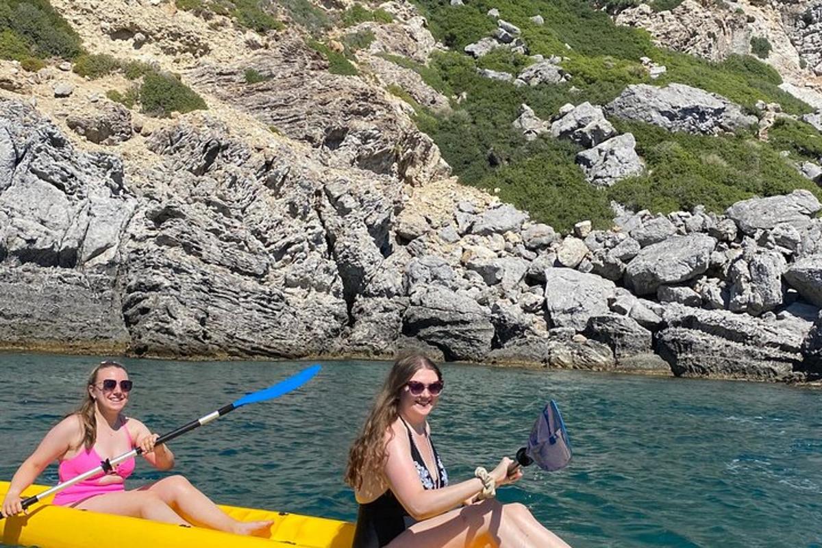 Δύο γυναίκες σε ένα καγιάκ σε ένα ποτάμι